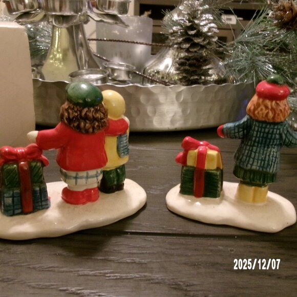 Department 56 Original Snow Village Kids With Gifts Figurines 5096- w/ box - Picture 6 of 6
